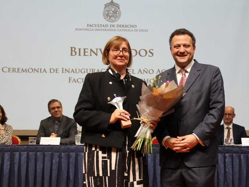 Premio Celia Pérez Matus recayó en exalumna Adelita Ravanales